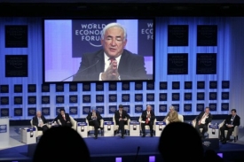 Z obrazovky hovoř&iacute; Dominique Strauss-Kahn, ředitel MMF.