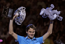 Roger Federer získal pohár pro sebe a plyšáka pro své dvě dcerky.