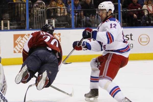 Aleš Kotalík (vpravo) by měl být vyměněn z Rangers do Calgary.