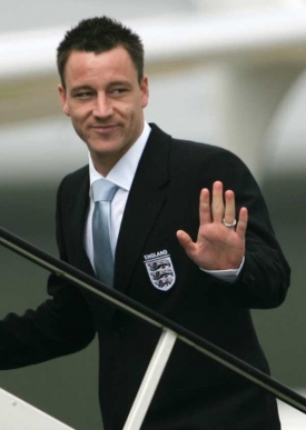 John Terry v reprezentačním obleku. Přijde o kapitánskou pásku?