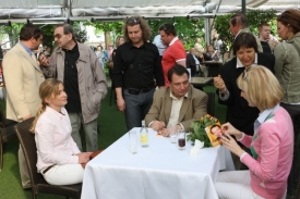 Alena Borůvková s manželi Paroubkovými.