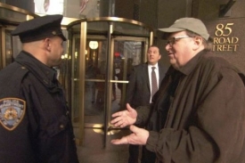 Michael Moore ve filmu O kapitalismu s láskou.