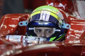 Testům ve Valencii zatím kraluje Felipe Massa ve ferrari.
