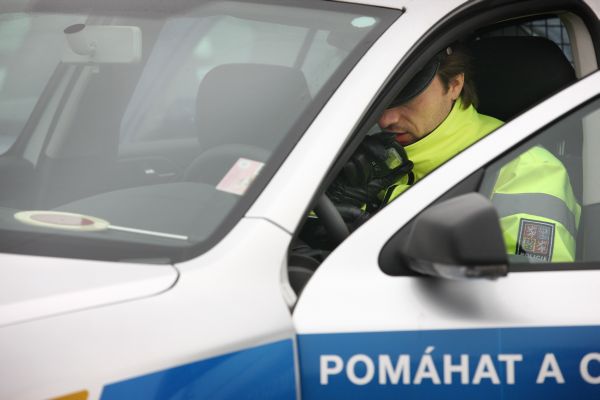 Policisté na muže přišli přes nabídku na internetové aukci.