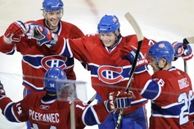 Tomáš Plekanec přijímá gratulace ke vstřelenému gólu.