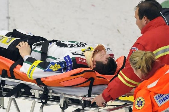 Záchranáři odvážejí zraněného Lukáše Pabišku po zákroku Jiřího Šlégra.