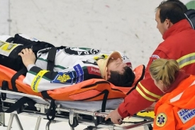 Záchranáři odvážejí zraněného Lukáše Pabišku po zákroku Jiřího Šlégra.