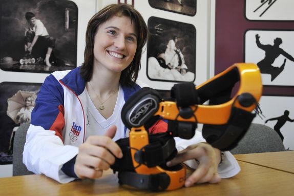 Nikola Sudová ukazuje ortézu, která jí pomůže sjet olympijský kopec.