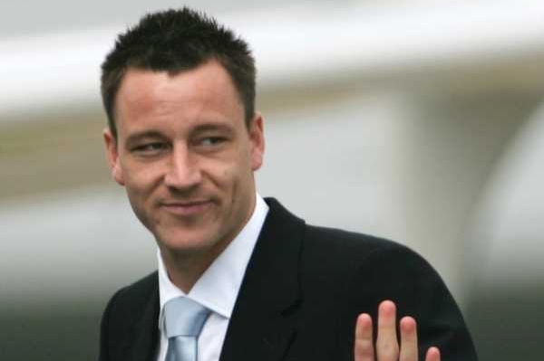 John Terry v reprezentačním obleku. Přijde o kapitánskou pásku?