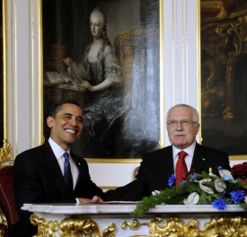 Barack Obama s V&aacute;clavem Klausem na Pražsk&eacute;m hradě.