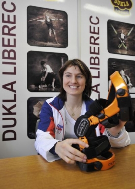 Nikola Sudová ukazuje ortézu, se kterou pojede na olympiádu.