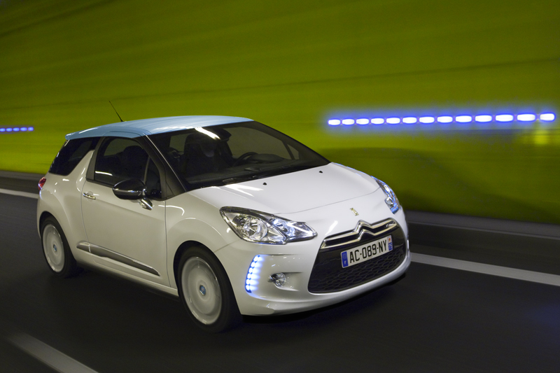 Diody pro denní svícení vypadají na Citroënu DS3 lehce provokativně.