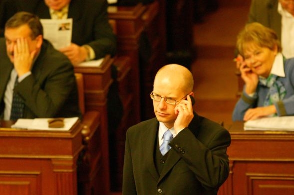 ČSSD požádá o svolání mimořádné schůze, oznámil Bohuslav Sobotka. 
