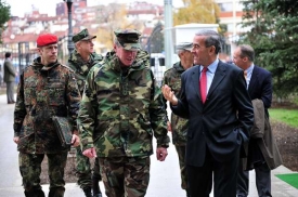 Americk&yacute; admir&aacute;l Fitzgerald a &scaron;&eacute;f EULEX de Kermabon.