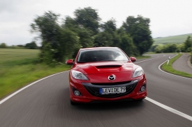 Pod přední kapotou ukrývá Mazda 3 MPS 260 koní.