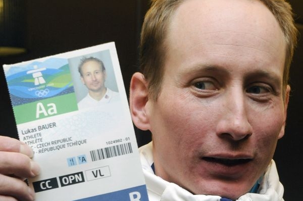 Lukáš Bauer ukazuje svou olympijskou akreditaci.