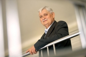 Liberálové.cz chtějí po Jiřím Dienstbierovi 392 tisíc korun.