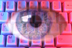 Posíláte někomu peníze? CIA a další vám hledí přes rameno.