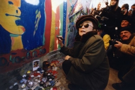 Vdova po Lennonovi Yoko Ono na n&aacute;v&scaron;těvě pražsk&eacute; Kampy.