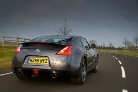 Pod označením 370Z na zádi najdete plaketu 40th Anniversary.