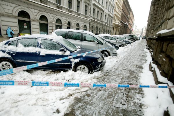 Na chlapce spadla masa sněhu nebo ledu.