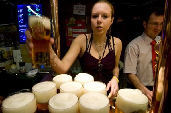 Pivo nezlevní, sněmovna odmítla snížení spotřební daně.
