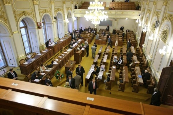 ODS si pomáhá obstrukcemi, ČSSD svolává další schůze. 