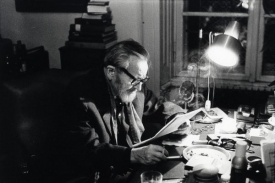 Jan Werich ve své pracovně.