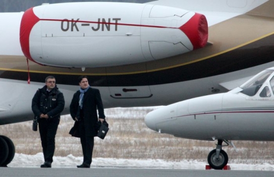 Lobbista energetické skupiny ČEZ Vladimír Johanes (vlevo) po příletu.