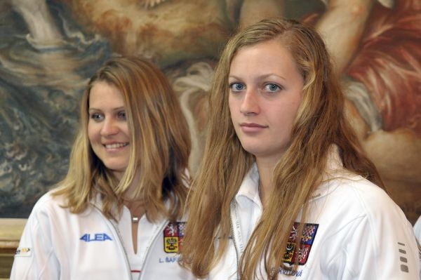 Lucie Šafářová (vlevo) a Petra Kvitová.
