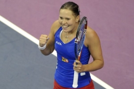 Lucie Hradecká se raduje z vítězství ve svém prvním fedcupovém zápase.