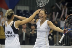 Lucie Hradecká (vpravo) se s Květou Peschkeovou raduje z postupu.