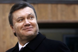 Viktor Janukovyč má nad Tymošenkovou oficiálně mírný náskok.