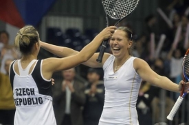 Lucie Hradecká (vpravo) a Květa Peschkeová se radují z postupu.