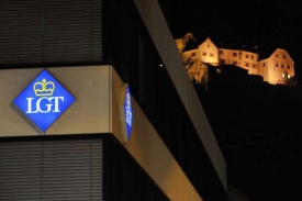 Banka LGT, vpravo nahoře knížecí sídlo.