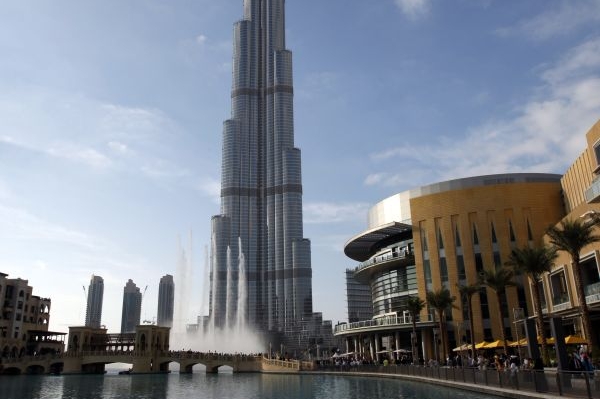 Burdž Dubaj měří více než 800 metrů. Burdž Dubaj měří více než 800 metrů.
