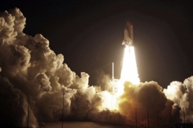 Endeavour odstartoval za tmy - zřejmě jako posledn&iacute; z raketopl&aacute;nů.