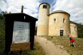Rotunda sv. Jiří na hoře Říp.