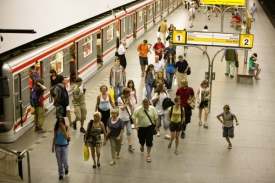 Metro i nadále pojede i pár minut po půlnoci.