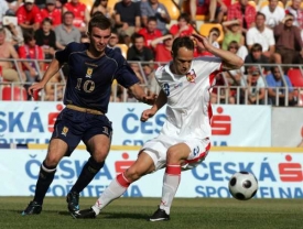 Jan Polák (vpravo) v přátelském zápase proti Skotsku v roce 2008.