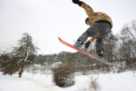 Snowboardista je podezřelý z těžkého ublížení na zdraví.