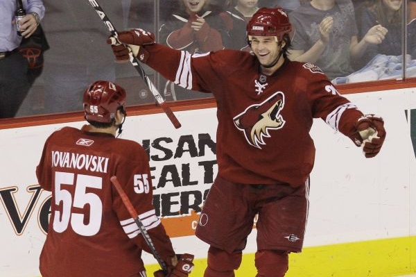 Robert Lang z Phoenixu oslavuje svůj gól do sítě Edmontonu.