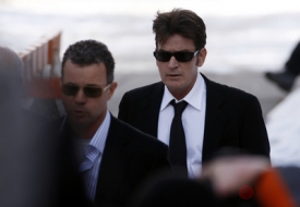Už se to nebude opakovat? Charlie Sheen míří k soudu.