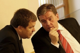 Petr Tluchoř (ODS) a Miloslav Vlček (ČSSD) při jednání sněmovny.
