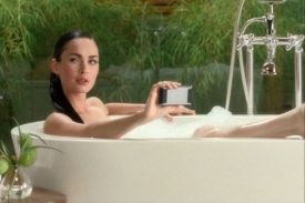 Zatímco se fotbalisté potili na hřišti, Megan se válela ve vaně.