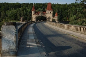 Přehrada Les Kr&aacute;lovstv&iacute; v B&iacute;l&eacute; Třeme&scaron;n&eacute; na Trutnovsku.