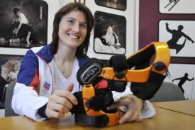 Nikola Sudová a její ortéza.