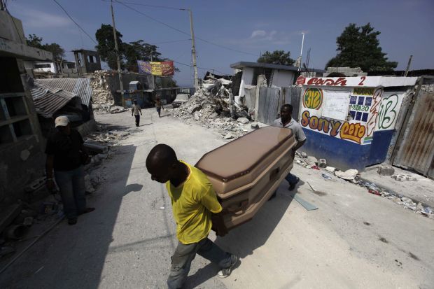 Počet obětí na Haiti stále stoupá.