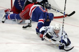 Radim Vrbata (v b&iacute;l&eacute;m) si už NHL v Praze vyzkou&scaron;el.