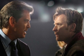 Pierce Brosnan a Ewan McGregor ve filmu The Ghost Writer.